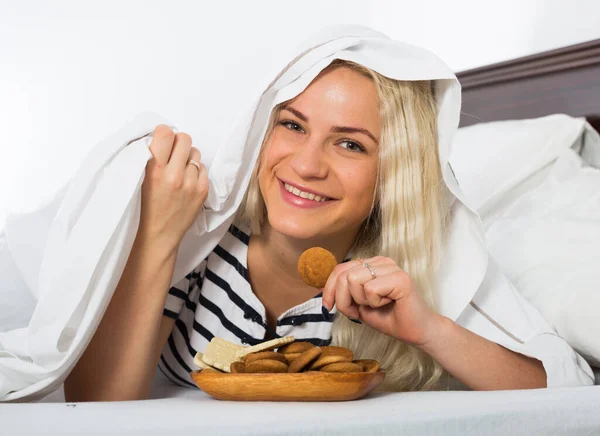 Smiling Girl Covered Duvet Tasting Sweet Cooking Bed — Stock Photo, Image
