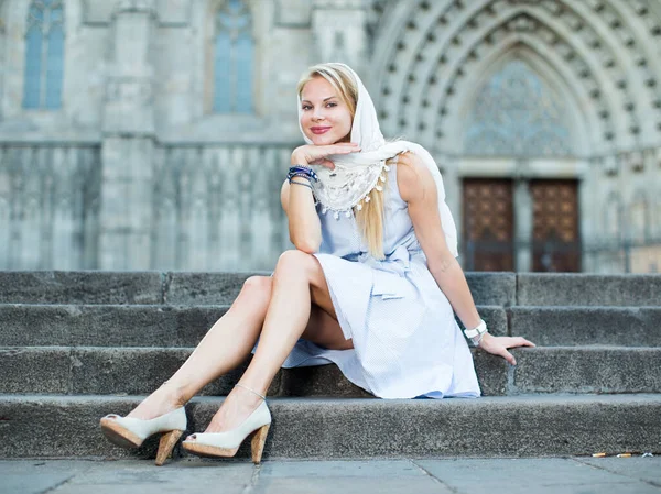 Femme Gaie Dans Châle Assis Sur Des Marches Pierre Extérieur — Photo