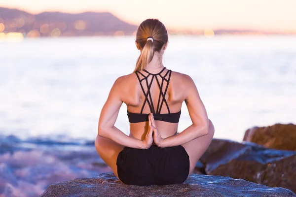 Mujer Joven Está Meditando Una Roca Cerca Del Mar Amanecer —  Fotos de Stock