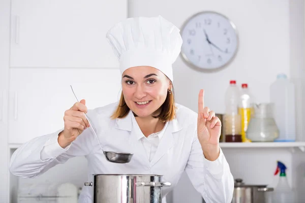 Giovane Cucina Femminile Degustazione Cibo Mentre Prepara Cucina — Foto Stock