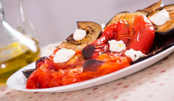 Légumes Grillés Avec Fromage Huile Olive Sur Table — Photo