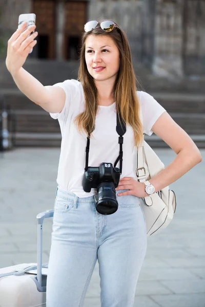 Młody Uśmiechnięty Europejski Podróżnik Spacerujący Mieście Robiący Selfie — Zdjęcie stockowe