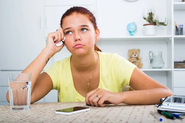 Weinendes Teenagermädchen Schaut Auf Stummes Handy Drinnen — Stockfoto