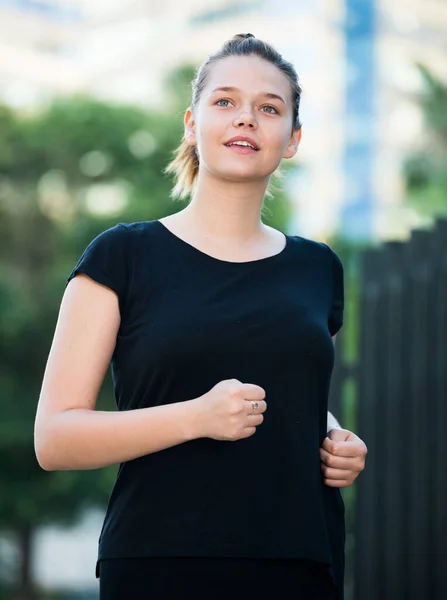 Ung Sportig Kvinna Springer Längs Stadens Gator Sommaren Morgon — Stockfoto