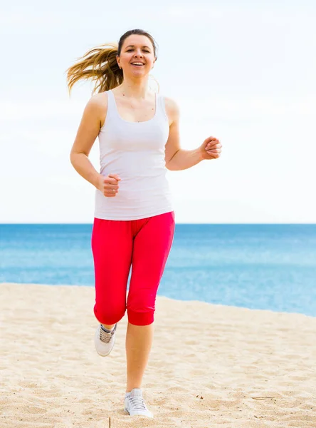 Sonriente Chica Joven Corriendo Playa Por Mar Durante Día — Foto de Stock