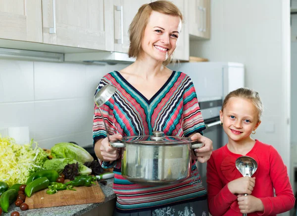 Retrato Filha Sorridente Mãe Com Legumes Panela — Fotografia de Stock