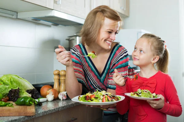 Vriendelijke Familie Van Twee Met Gezonde Lunch Met Groenten Keuken — Stockfoto