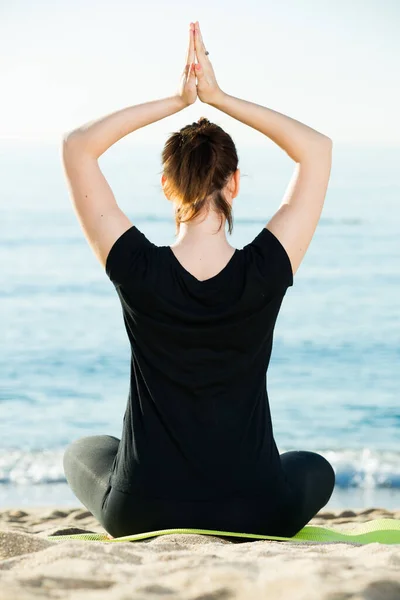 Mujer Años Está Sentada Espaldas Haciendo Meditación Camiseta Negra Playa —  Fotos de Stock