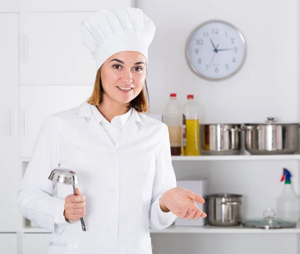 Jonge Vrouwelijke Kok Bereiden Heerlijk Eten Keuken — Stockfoto