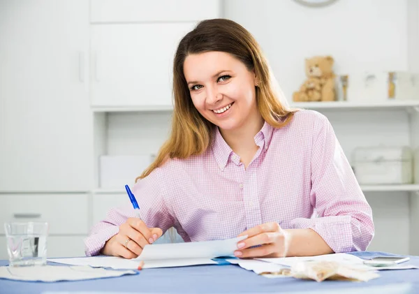 Joven Mujer Está Firmando Rentable Acuerdo Financiero Casa — Foto de Stock