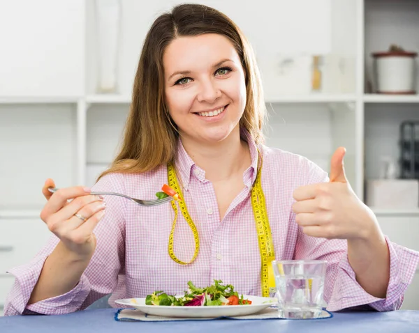 Glimlachende Vrouw Proeven Van Verse Groene Salade Dunner Groeien — Stockfoto