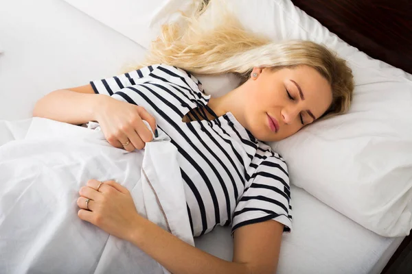 Retrato Niña Durmiendo Con Pigamas Rayados Cama Casa —  Fotos de Stock