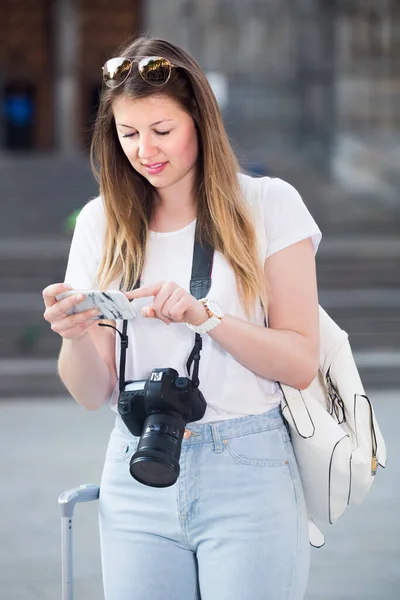 Mladá Pozitivní Dívka Hledá Směr Pomocí Svého Telefonu Městě — Stock fotografie