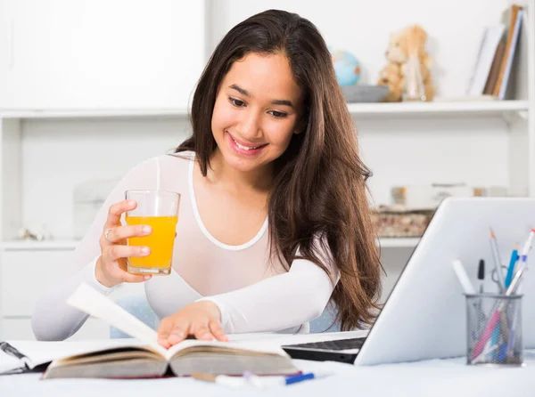 Porträtt Ung Glad Kvinna Sitter Nära Laptop Och Handleder — Stockfoto