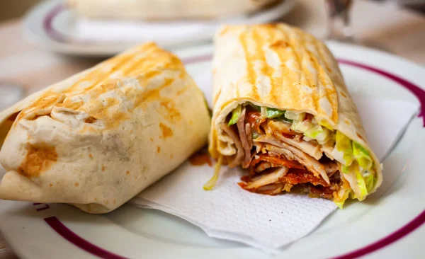 Corte o shawarma saboroso com verduras cortadas e verdes, — Fotografia de Stock