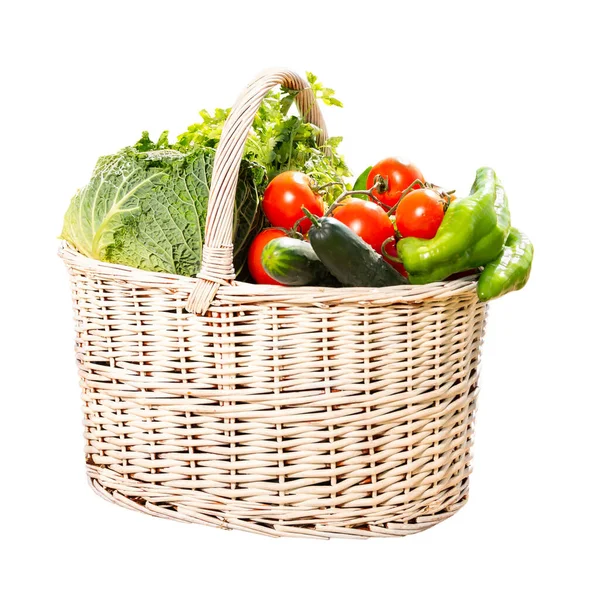 Korb mit Gemüse auf dem Feld — Stockfoto