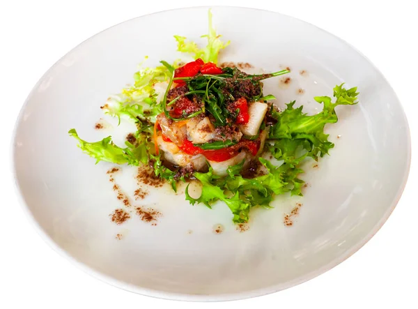 Timbale di merluzzo con peperoni rossi fritti, rucola, olio d'oliva — Foto Stock