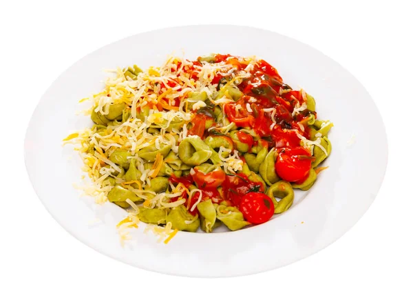Spinazie tortellini geserveerd met tomatensaus en groenten — Stockfoto