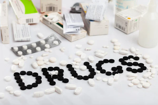 Word Drugs gemaakt van medicijnpillen — Stockfoto