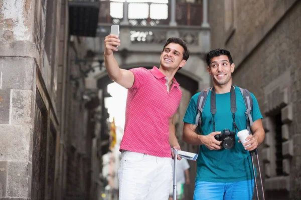 Os homens estão andando com bagagem e fazendo selfie — Fotografia de Stock