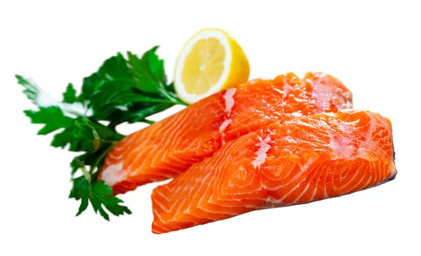 Peixes de salmão de filé não cozidos com salsa e alho — Fotografia de Stock