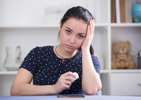 Mädchen wartet auf Anruf — Stockfoto