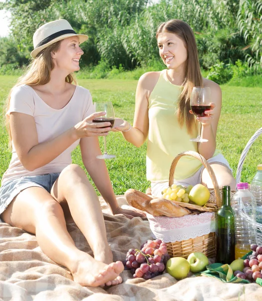 Twee jonge vriendinnen genieten van picknick buiten — Stockfoto