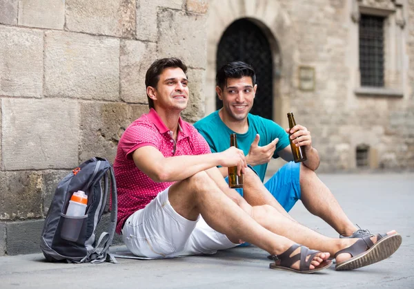 Sorrindo homens fãs estão falando com cerveja após jogo de futebol — Fotografia de Stock