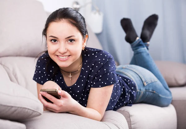 Vrolijk meisje met mobiele telefoon — Stockfoto