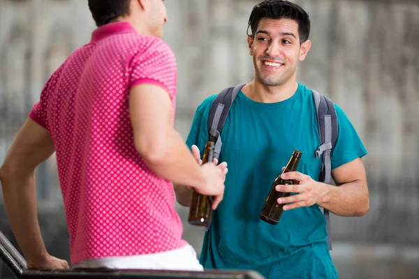 Retrato de dos hombres que hablan con cerveza en la calle —  Fotos de Stock