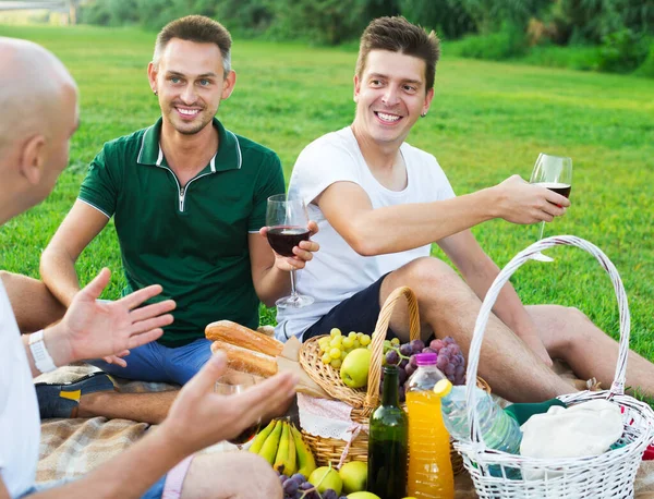 男人的朋友们喜欢野餐 — 图库照片