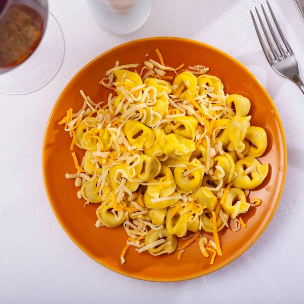 Tortellini met twee soorten geraspte kaas en pijnboompitten — Stockfoto