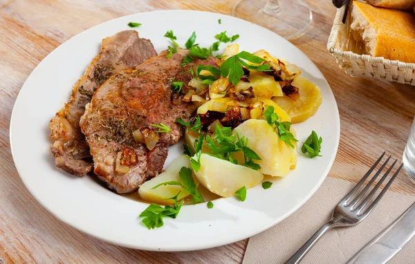 Leckeres gebackenes Schweinefleisch mit Kartoffeln und Gemüse, niemand — Stockfoto