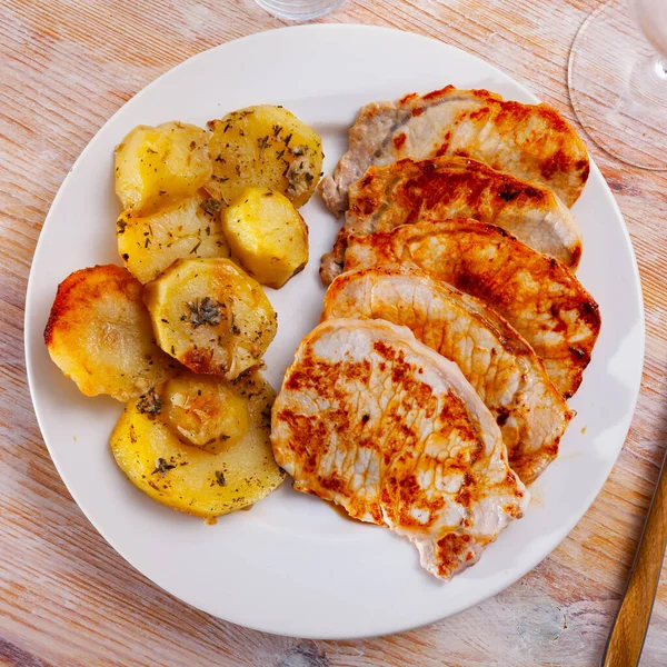 Brownned varkensvlees steaks met gekruide gebakken aardappelen — Stockfoto