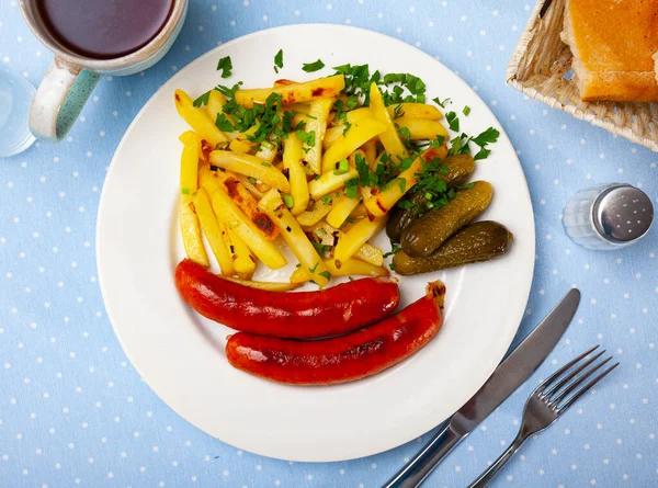 Salsicce arrosto con patate fritte e cetrioli sottaceto — Foto Stock