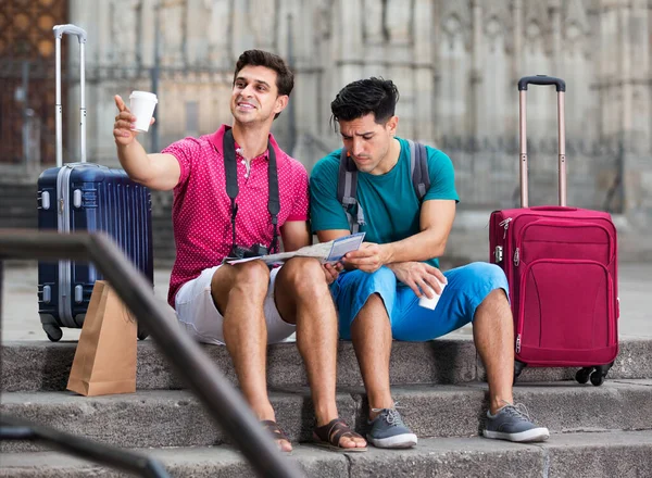 Turisti che riposano con il caffè — Foto Stock