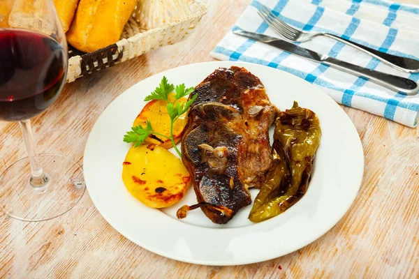 Carne di manzo entrecote con patatine fritte e peperoni stufati a piatto — Foto Stock