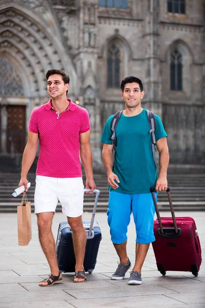 Homens turistas caminhando com malas — Fotografia de Stock