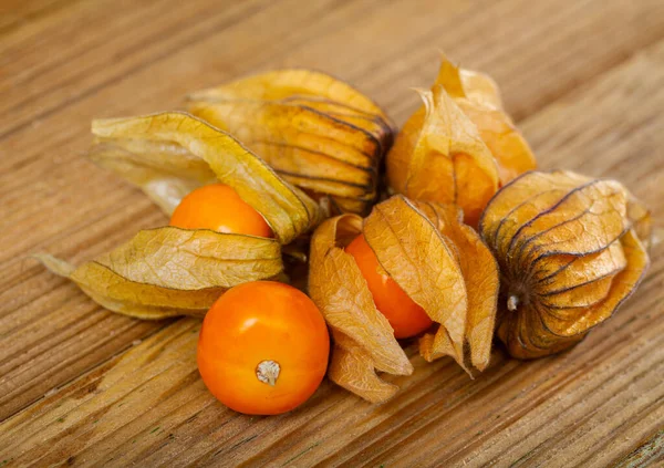 Physalis peruviana frutta su tavola di legno primo piano — Foto Stock