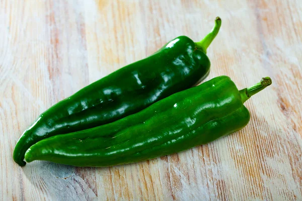 Hele paprika 's op houten tafel — Stockfoto