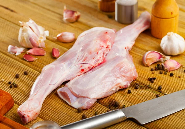 Spalla di agnello grezzo su tavola di legno — Foto Stock