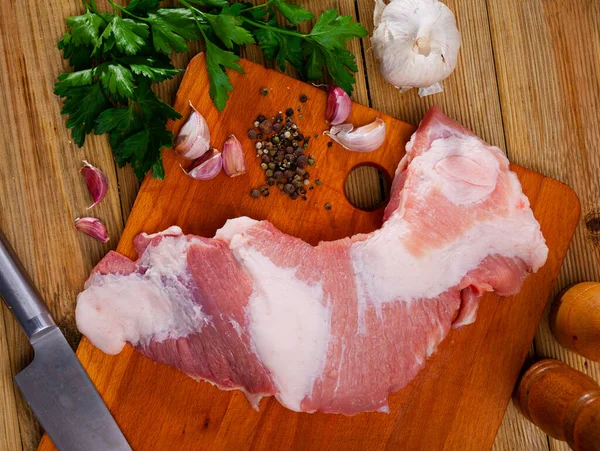 Çiğ domuz eti, ahşap masada pişmeye hazır. — Stok fotoğraf