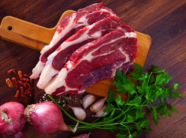 Surowa wołowina bez kości z przyprawami przygotowanymi do prażenia — Zdjęcie stockowe