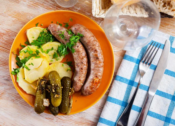 Saucisses grillées aux pommes de terre bouillies et cornichons — Photo