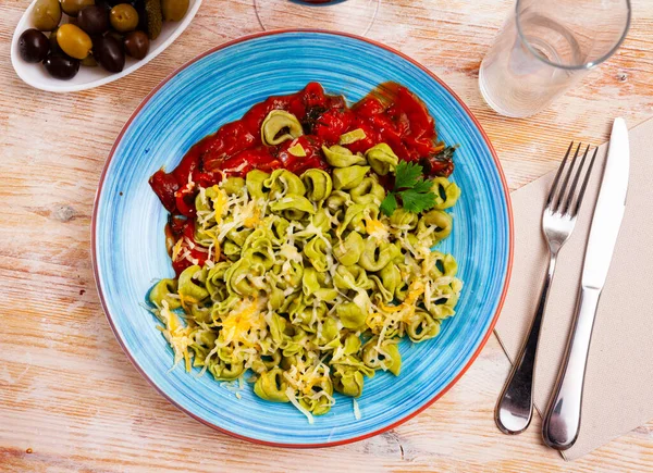 İtalyan ıspanaklı, domates soslu tortellini makarna. — Stok fotoğraf