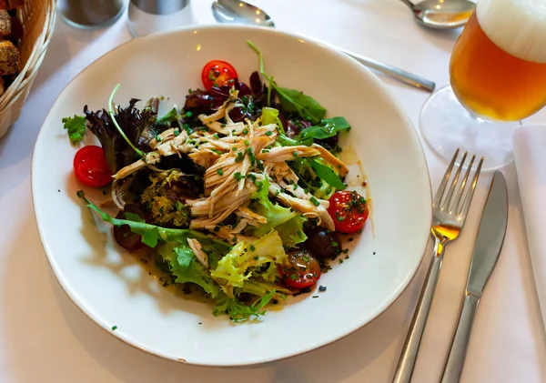 Tavuk, roka ve vişneli domatesli lezzetli salata. — Stok fotoğraf