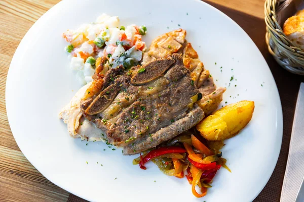 Asado varios cerdo con pimientos estofados y ensalada de guisantes — Foto de Stock