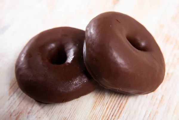 Аппетитный пончик с шоколадом крупным планом — стоковое фото