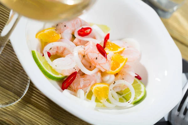 Udang laut ceviche makanan dengan kapur — Stok Foto