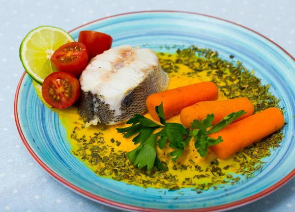 Nasello preparato a vapore e servito con patè di verdure, carote, limone e pomodori — Foto Stock